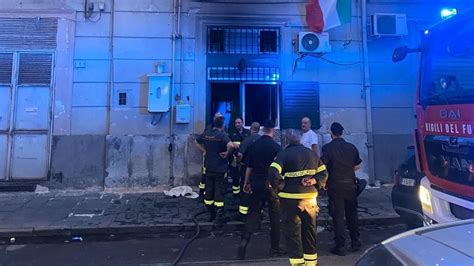 uomo scopa un cane|poltrona elettrica incendio.